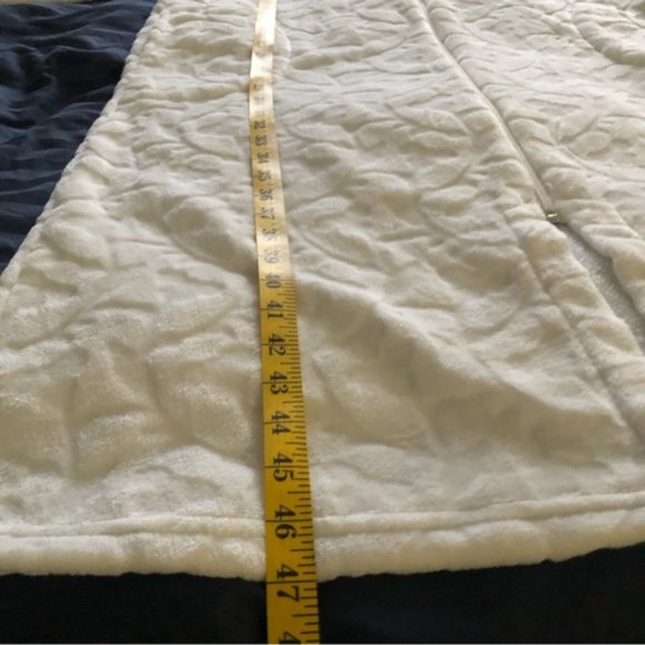 NWT White Plush Zip-Up Robe - Picture 6 of 6